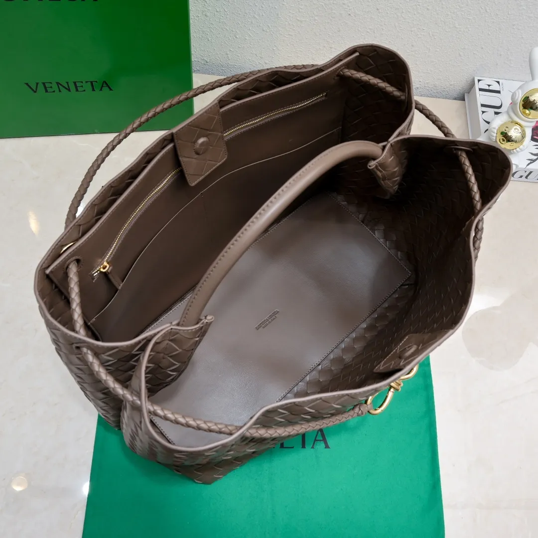 Batch 3760 #Bottega Veneta 2023 spring and summer new Andiamo handbag, many stars have the same style 🎈 Classic full-body leather weaving with golden knot buckle, stable and chic enough [satisfied] The whole body is made of Nappa sheep leather, comfortable, soft and dynamic. The sliding metal knot buckle can adjust the shoulder strap, single shoulder/handbag/crossbody, multiple carrying methods, large bag capacity, suitable for commuting/daily/traveling This bag is divided into small/medium/large sizes. There is always one that suits you, so take it with you🎀🎀 Size: 45*22*34, model: 5543#
